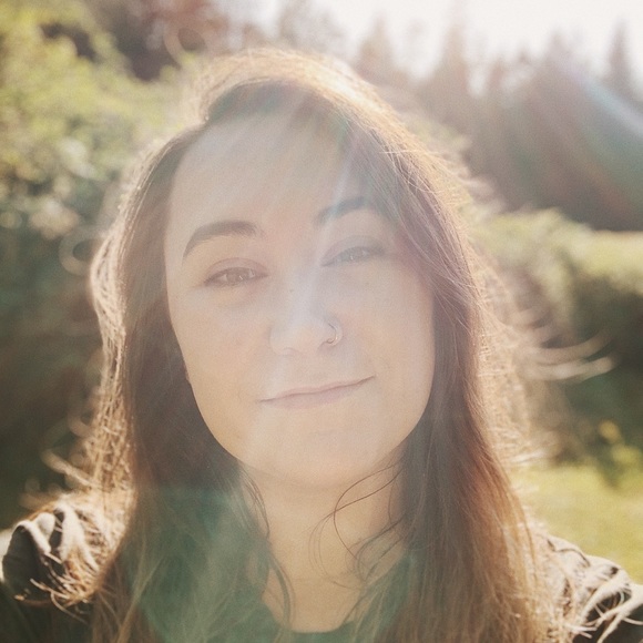 Meet your Posher, Alyssa - Picture 4 of 5